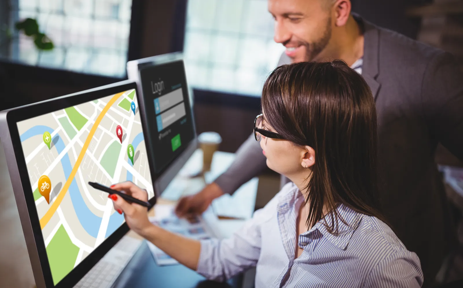 Equipe optimisant une fiche Google Business Profile et le positionnement sur Google Maps